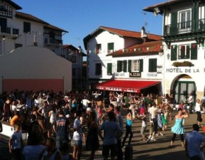 place d'Ascain durant les fêtes